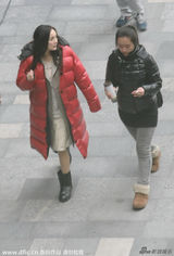 组图：杨幂挺孕肚踩高跟鞋拍戏 助理跪地帮换鞋