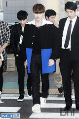 组图：EXO-M成员潮装亮相机场 帅气十足
