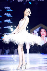 组图：众星冬夜闪耀时尚大典 倪妮甜美梁静霸气