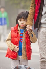 组图：《爸爸去哪儿》抓泥鳅 萌娃瞬间变泥孩儿