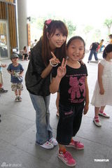 组图：13岁创作歌手许雅涵 任红十字会奖学金大使