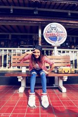 组图：王智曝旅行生活照 漫步异国街头笑脸灿烂