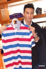 组图：王阳明出席品牌活动 获温升豪赞身材好