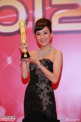 组图：黎耀祥三夺视帝杨怡封后 后台合影亲吻奖杯