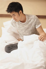 组图：陈赫脱掉厚重外衣 居家大片展熟男魅力