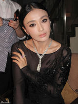 组图：秦岚造型百变抢眼 赶场化身时尚女王