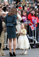 高清图：英国王妃凯特和伊丽莎白女王现身大学