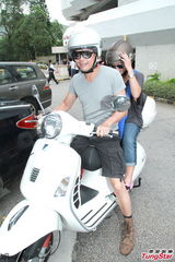 组图：应采儿剖腹诞男婴 谢天华等入院探望