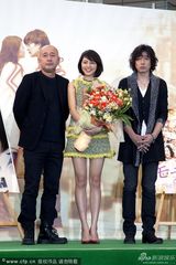 组图：长泽雅美短裙俏丽 心情好开怀大笑