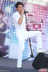 组图：汪东城蔡旻佑台北为电视原声带签唱