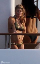 高清组图：菲姬游艇大秀比基尼 性感身材呼之欲出