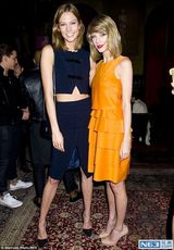 组图：斯威夫特与卡莉亲密相拥 邦辰大秀美背