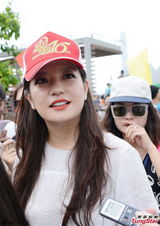 组图：赵薇庆祝香港回归 手举红旗头戴运动帽