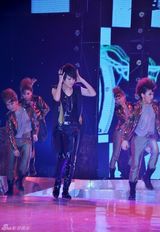 高清图：李宇春个唱成催泪弹 谢霆锋重弹吉他落泪