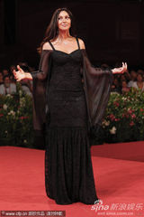 组图：《炎夏》发布会 贝鲁奇裹身黑裙秀玲珑曲线