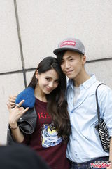 组图：Angelababy为韩火火新书出镜 感情似兄妹