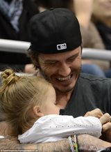 组图：贝克汉姆溺爱吞小七拳头 引长子帅气开怀