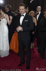 组图：杰瑞米-雷纳任颁奖嘉宾 展电眼魅力