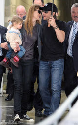 幻灯图集：妮可抱女儿幸福亮相 老公撑伞呵护备至