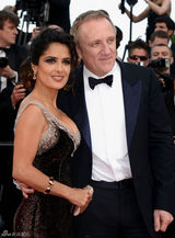 组图：海耶克戛纳携夫走秀 深V黑裙大秀傲人双峰