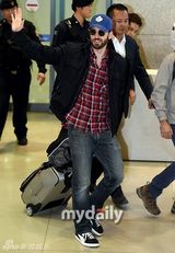 组图：“美队”克里斯抵韩拍《复联2》粉丝接机