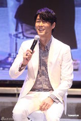 高清组图：车胜元台北会粉丝 展示熟男魅力