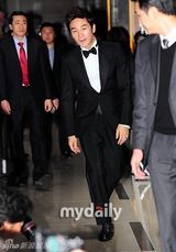 组图：韩国演员严泰雄举行婚礼发布会幸福大笑