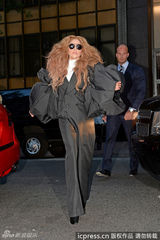 组图：Lady Gaga变母狮 另类泡泡袖西装抢镜