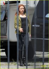 组图：斯嘉丽红发干练现身《美国队长2》片场