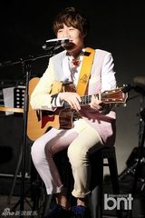 组图：刘承宇出席出道专辑发布尽显可爱魅力