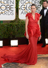组图：金球奖女星红毯 沃特森露背亚当斯八字奶
