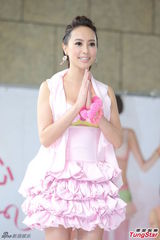 组图：人妻关颖性感挤奶 不怕老公吃醋