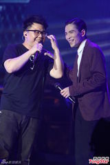 组图：萧敬腾上海开唱雨神未发威 被何韵诗调侃