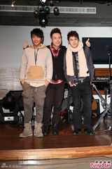 组图：孙耀威在家只穿内裤 赠陈威全韭菜“补身”