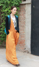 组图：童瑶街拍LOOK 姜黄色单肩长裙搭字母T恤