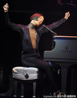 组图：艾丽西亚洛杉矶开唱 透视开胸衫大跳热舞