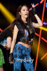 组图：韩团f(x)《M倒计时》热唱 回归后首夺冠