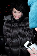 组图：胡杏儿胡定欣与民众跨年 深情献唱