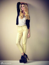 组图：金发超模演绎秋季美服 缤纷色彩绚丽夺目