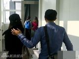 组图：刘恺威携杨幂恩爱赴港 疑似返家见家长