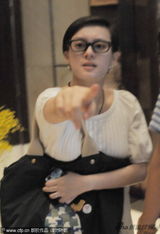 组图：孙俪逛商场遭偷拍 用包遮凸肚令记者删图