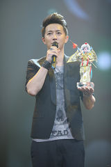 组图：李宇春榜中榜揽3奖 蔡依林险走光