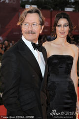 组图：《锅匠》首映 科林费斯加里奥德曼携妻亮相