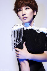 组图：短发美女主播谢楠 倔强温柔演绎双面伊人