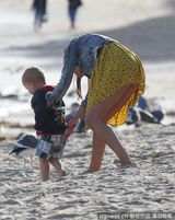 组图：比伯与女友享假日海滩 赛琳娜翘臀露股