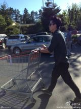 组图：李小璐贾乃亮携女美国度假 奢华房车曝光