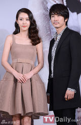 组图：宋承宪宣传新剧扮大佬 申世京粉裙秀春意