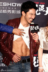 《混混天团》首映 众姝竞艳立威廉秀腹肌(组图)