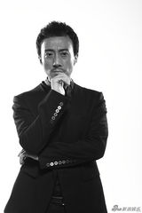 组图：赵立新黑白写真尽显轻熟男魅力
