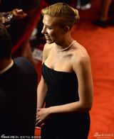 组图：《情圣囧色夫》首映 斯嘉丽露沟蜜笑